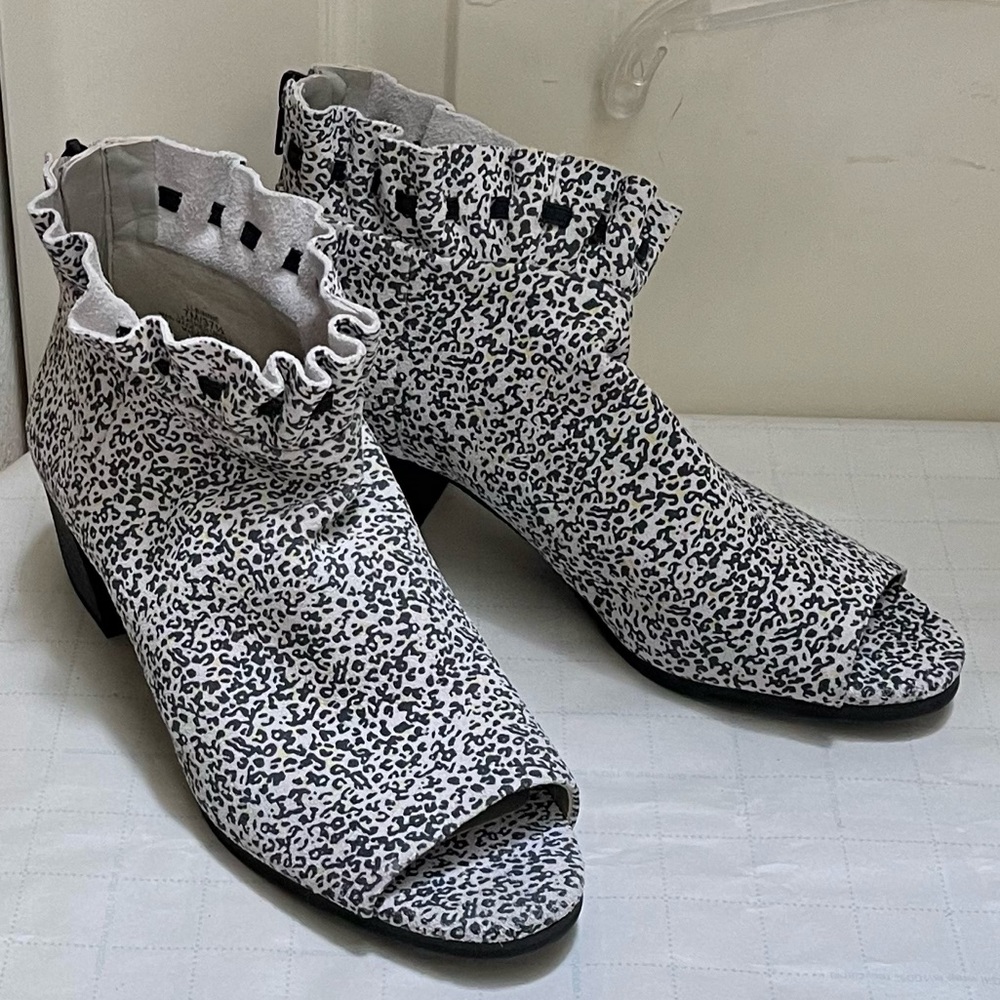 Lori Goldstein Li-Binnie Little Cat printed suede peep toe ankle boots